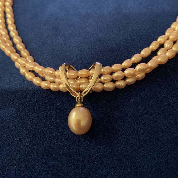 Beautiful authentic pink pear necklace with larger white Pearl center. - Picture 2 of 4